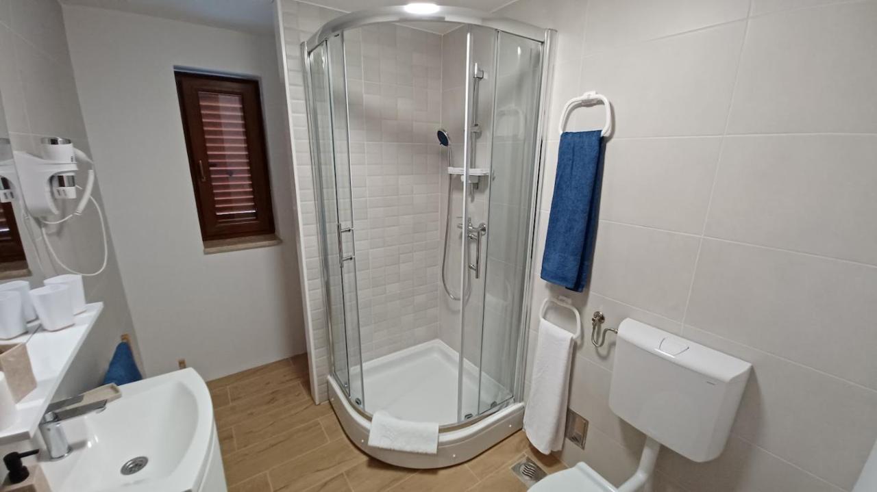 Amaryllis Residence, Apartment Diana & Deluxe Rooms With Shared Kitchen Veli Losinj Luaran gambar