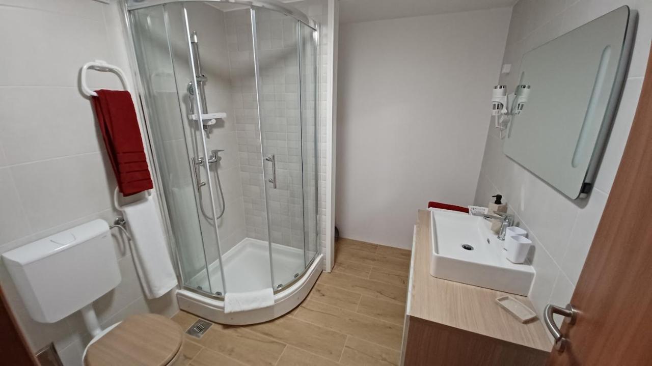 Amaryllis Residence, Apartment Diana & Deluxe Rooms With Shared Kitchen Veli Losinj Luaran gambar