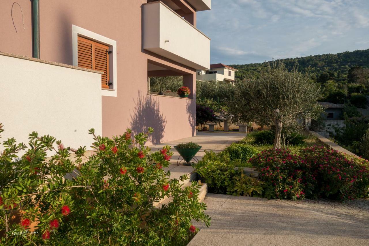 Amaryllis Residence, Apartment Diana & Deluxe Rooms With Shared Kitchen Veli Losinj Luaran gambar